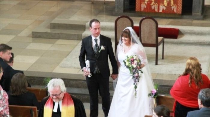 Das Brautpaar Manuela-Patricia und JÃ¼rgen beim Auszug in der Christuskirche Straubing.