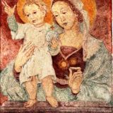 Ãœber dem Eingang des Klosters befindet sich ein GemÃ¤lde "Maria mit dem Jesuskind".