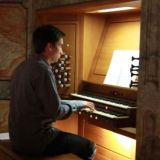 Mit einem festlichen Einzug, gespielt von Florian Bogner an der Rieger-Orgel, beginnt die 19. Maiandacht.