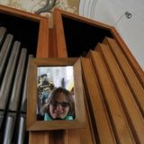 Bettina Thurner: Ein SelbstportrÃ¤t im "RÃ¼ck"-Spiegel, der an der Orgel befestigt ist.
