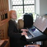 In engen VerhÃ¤ltnissen spielt Judith Wagner am E-Piano das gewÃ¼nschte Lied "Feather Theme" aus Forrest Gump zum ...