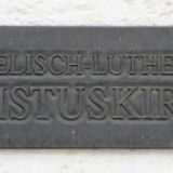 Hinweistafel "Evangelisch-lutherische Christuskirche", angebracht an der Straubinger Kirche.