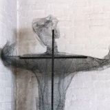 ... ein interessantes Kreuz, um das eine menschliche Figur aus Maschendraht geformt wurde.