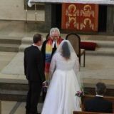 Pfarrer Hasso von Winning begrÃ¼ÃŸt das Brautpaar und ...