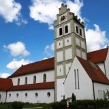 Die Pfarrkirche MariÃ¤ Himmelfahrt in Neufahrn in Niederbayern, erbaut von Georg Kick (Pfarrer in Neufahrn von 1935 bis 1946) mit ...