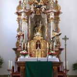Der Hochaltar in der Pfarrkirche MariÃ¤ Himmelfahrt in Neufahrn in Niederbayern in ...