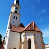 Ansicht der Pfarrkirche MariÃ¤ Himmelfahrt in HÃ¼ttenkofen von seitens der HauptstraÃŸe und ...