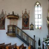 An der linken Seite des Kirchenschiffes befindet sich die Kanzel und ...