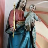 Detailansicht der Marienfigur mit Jesuskind am linken Seitenaltar.