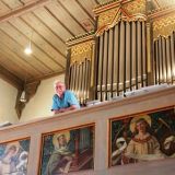 Unterhalb der Orgel befinden sich an der Frontseite der Empore weitere drei GemÃ¤lde: ...