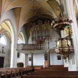 Blick nach hinten zur Rieger-Orgel mit der Kanzel (rechts im Bild), die ein ...