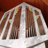 Der Orgelprospekt ist dreiseitig ausgefÃ¼hrt, mit Zinnpfeifen in der Front und Holzpfeifen in den Seiten.