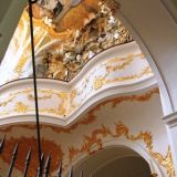 Gleich nach Eintritt in die Alte Kapelle Regensburg, wird der Blick frei zur Papst-Benedikt-Orgel, die seine Heiligkeit Papst Benedikt XVI. am 13. September 2006 weihte, wie eine weitere Tafel dem Besucher verrÃ¤t.