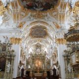 Blick nach vorne zum Hochaltar in der Basilika in Regensburg.