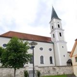 Bei der Pfarrkirche St. Georg in Winzer wurde, auf Initiative von Pfarrer Johann Baptist Schneider, am 20. Juni 1803 mit dem Bau begonnen (Quelle, auch aller nachfolgenden geschichtlichen Daten/Geschehnisse: Ortschronik auf marktwinzer.de).