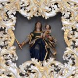 DarÃ¼ber befindet sich eine Marienfigur, das Jesuskind in ihrem linken Arm haltend.