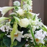 Ein schÃ¶nes Blumenarrangement auf dem Hochaltar kÃ¼ndet von der bevorstehenden Hochzeit.