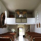 Blick zurÃ¼ck zur Westempore: Ãœber den zwei hÃ¶lzernen SÃ¤ulen befindet sich die Orgel. Diese wird derzeit restauriert.