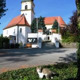 Ein letzter Blick auf die Pfarrkirche St. Andreas in Degernbach. Im Vordergrund die "Kirchenkatze" ;-)