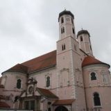 Bei der Pfarrkirche St. Peter und Paul in Oberalteich blÃ¼hen ...