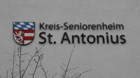 Das Wappen Mengkofens befindet sich beim Kreis-Seniorenheim St. Antonius.