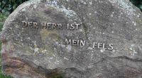Direkt beim Eingang zur Salchinger Pfarrkirche St. Peter und Paul befindet sich dieser Stein mit der Aufschrift "Der Herr ist mein Fels".