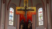 Was für eine wundervolle Idee! Der Ittlinger Malkreis malte extra für das Osterfest auf Leinwände einen neuen Hintergrund für das Kreuz über den Altar in der Ittlinger Pfarrkirche St. Johannes.