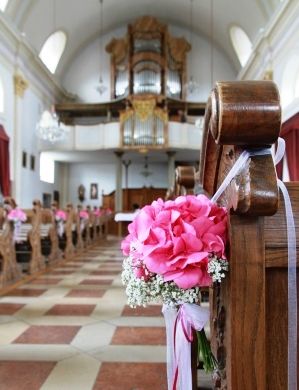 Blick in Richtung Orgelempore, vorbei an den mit wunderschÃ¶n Ã¼ppigen Hortensien geschmÃ¼ckten KirchenbÃ¤nken, in der Pfarrkirche St. Georg in Winzer.