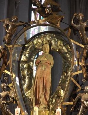 Darstellung der "Maria Gravida" (Maria in der Hoffnung) am Hochaltar in der Wallfahrtskirche MariÃ¤ Himmelfaht auf dem Bogenberg.