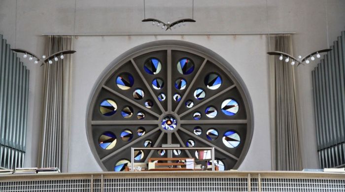 Imposantes Glasfenster hinter der Orgelempore in der Pfarrkirche St. Josef in Straubing.