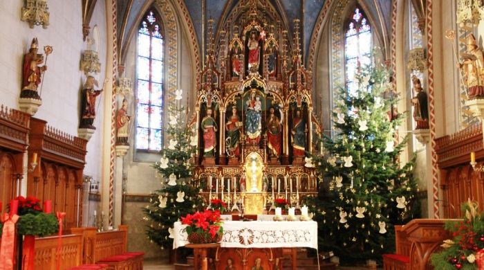 Weihnachtlich geschmÃ¼ckter Altarraum der Pondorfer Pfarrkirche MariÃ¤ Himmelfahrt.
