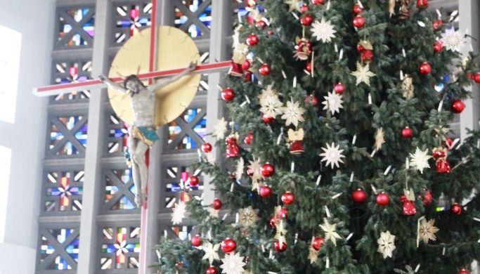 Weihnachtlicher Glanz in Form des geschmÃ¼ckten Christbaums in der Pfarrkirche St. Josef in Straubing.