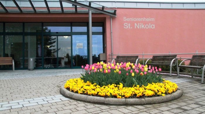 Im Seniorenheim St. Nikola in Straubing wird das Goldene JubilÃ¤um mit zahlreichen EhrengÃ¤sten gefeiert.