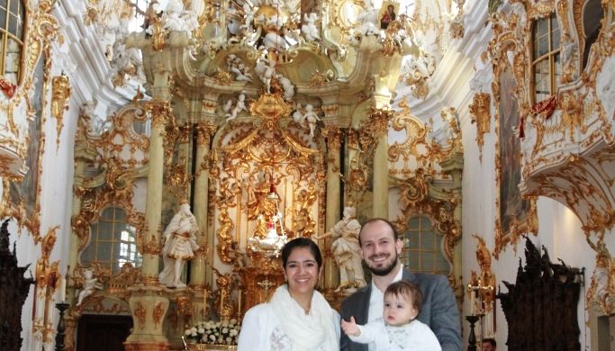 Mateos Eltern freuen sich Ã¼ber die Taufe ihres Sohnes.