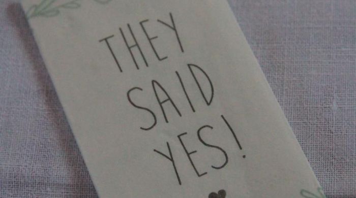 Das fÃ¼r das Brautpaar ausgelegte Taschentuch fÃ¼r die FreudentrÃ¤nen bringts fÃ¼r Kristina und Markus auf den Punkt mit "They said yes!".