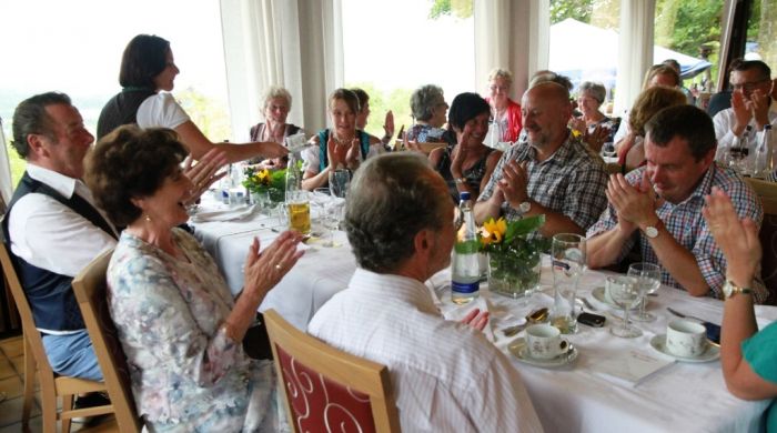 Gerlinde Gruber (zweite von links) freut sich sichtlich Ã¼ber die gelungenen BeitrÃ¤ge anlÃ¤sslich Ihres 75. Geburtstages.