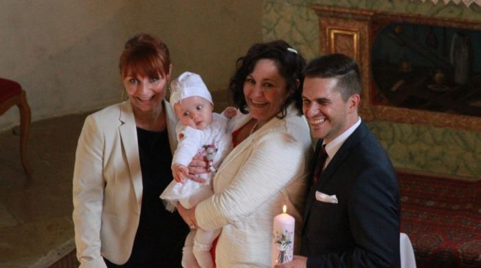Das Taufkind Emma umgeben von ihren Liebsten: die Taufpatin, Mama und Papa (von links).