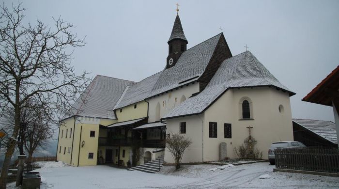 WunderschÃ¶n verschneit begrÃ¼ÃŸt uns die Schlosskirche St. Thomas in Herrnfehlburg.