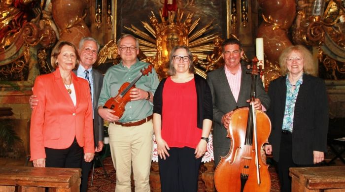 Mitwirkende von links: die "DichterpflÃ¤nzchen" Martha und Lutz Schauerhammer, Martin Thom (Geige), Bettina Thurner (Gesang), Sebastian Herpich (Cello), Judith Wagner (Orgel, E-Piano).