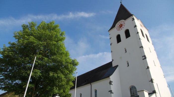 Pfarrkirche St. Nikolaus in Hunderdorf.