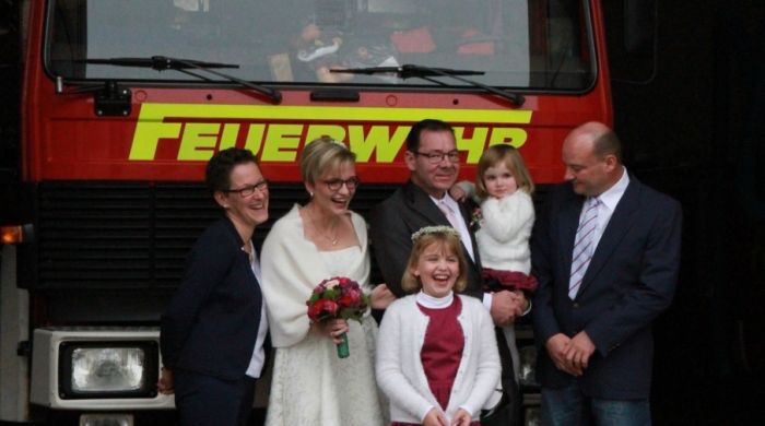 Was fÃ¼r ein freudiger Augenblick! Das Gruppenbild vorm Feuerwehrauto ist wichtig, wenn ein Feuerwehrmann heiratet!