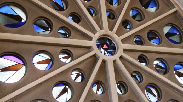 Das bunt verzierte Fenster befindet sich auf der Orgelempore in der Pfarrkirche St. Josef.
