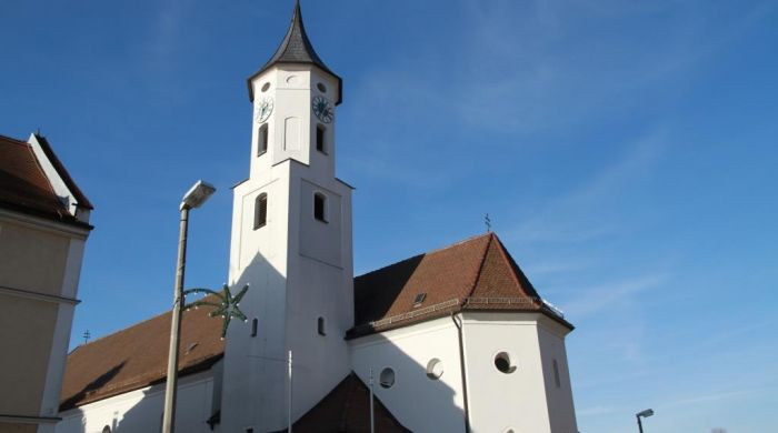Die Stadtpfarrkirche St. Florian in Bogen.