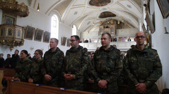 Eigens fÃ¼r die zu vereidigenden Soldaten wird in der StraÃŸkirchener Pfarrkirche St. Stephanus vorm GelÃ¶bnis ein Ã¶komenischer Gottesdienst gefeiert.