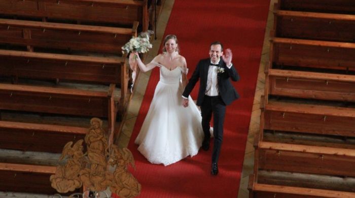 Das Brautpaar MaryBeth und Freddy freuen sich Ã¼ber ihren schÃ¶nen Hochzeitsgottesdienst.
