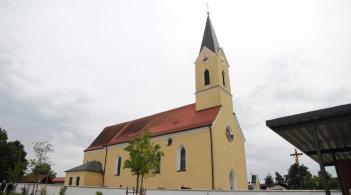 Die Pfarrkirche St. Nikolaus in Oberpiebing.