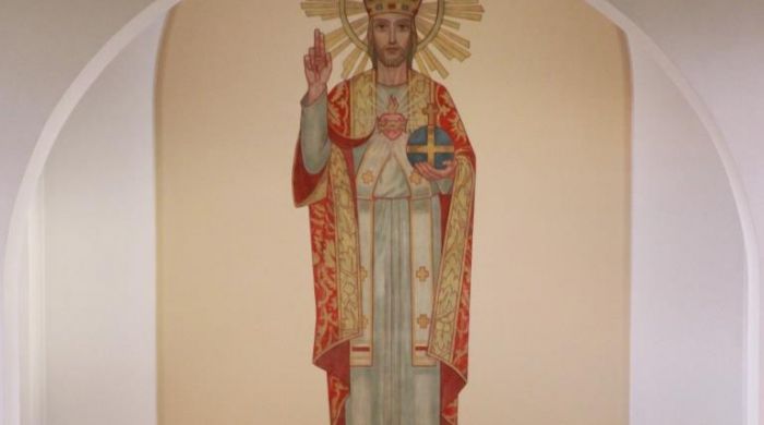 Der segnende Christus als Ã¼berlebensgroÃŸes WandgemÃ¤lde in der Pfarrkirche St. Nikolaus in Hunderdorf.
