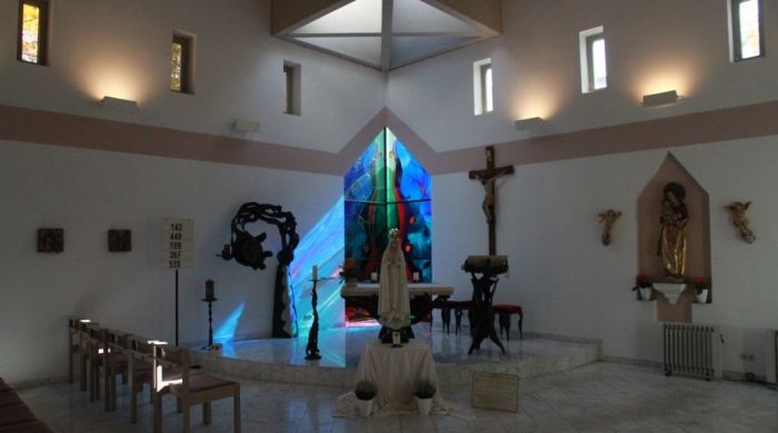 Festlich geschmÃ¼ckt befindet sich die Pilgermadonna vorm Hauptaltar in der Kapelle des Caritas Marienstift in Straubing.