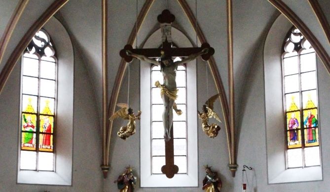 Ãœber dem Hochaltar in der Attinger Pfarrkirche befindet sich ein groÃŸes Kruzifix.