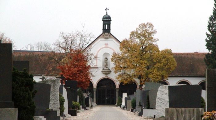 Am Friedhof St. Michael in Straubing befindet sich die Aussegnungshalle.